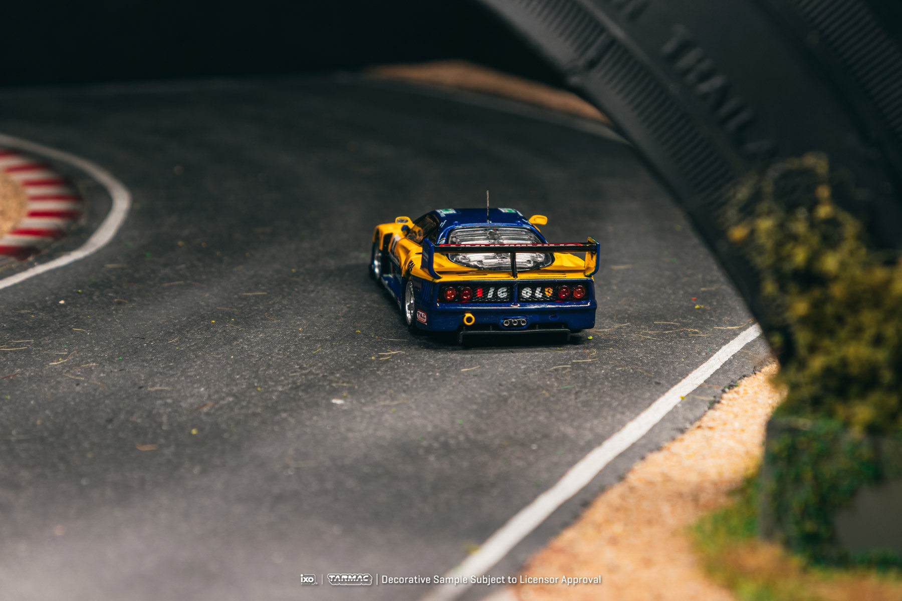 In Stock TW 1:64 Ferrari F40 G - Men Accessories Collection のレビューと価格